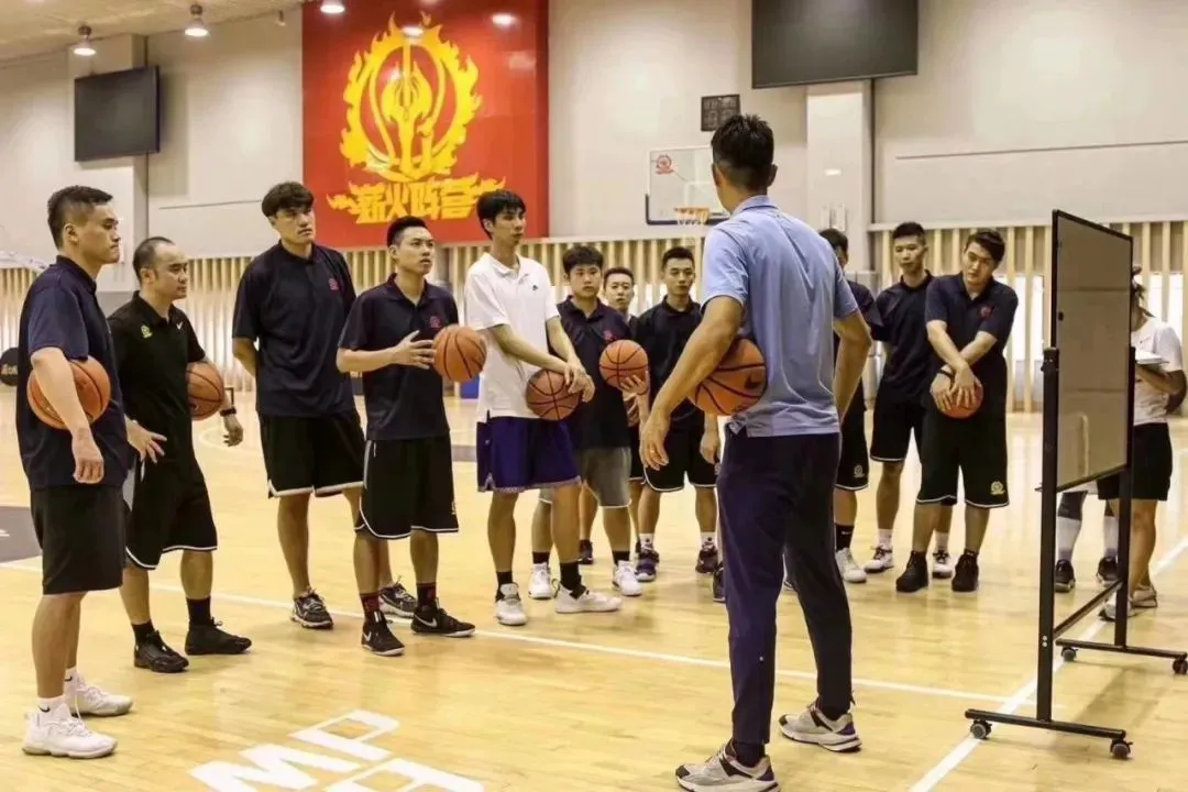 业余篮球爱好者在哪里可以找到表演赛资源_0